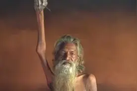 印度苦行僧：有人举右手51年，有人单腿站10年，更有人70年不吃饭图片