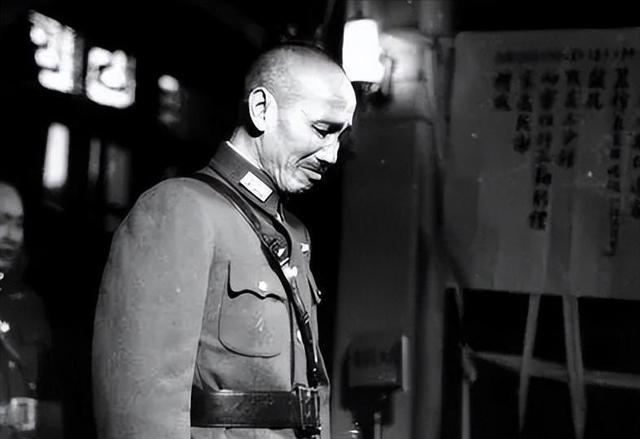 陈赓向主席介绍一人：这我兄弟，毛主席：你可知道他是我什么人？