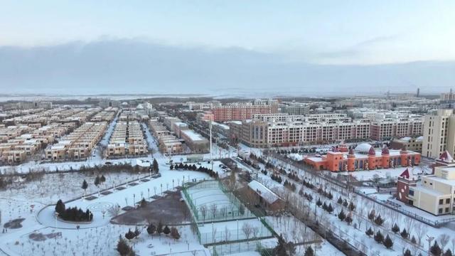 银装素裹阿克塞 首场降雪绘就戈壁冬日盛景