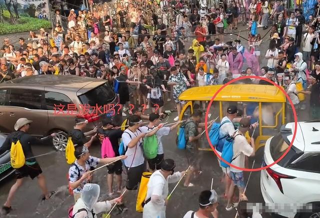 滚出中国！云南泼水节炸出一群“男流氓”，当众扒衣喷私处太龌龊