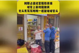 彻底怒了！摊贩持铁锹暴打城管头部，城管倒地警方介入！谁的错？图片