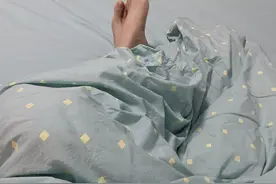 床上“最脏”的2个东西，很多人从来都不洗，却在天天用！图片