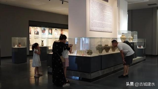 “文化纳凉” 建水图博两馆人气旺