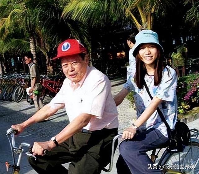 生日才过完17天，103岁杨振宁辞世，生前在翁帆庆生照里开怀大笑