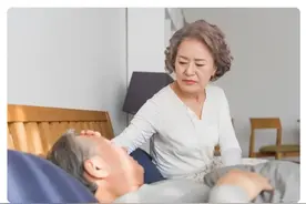 老人去世后被发现与小38岁保姆结婚：养女起诉判婚姻无效！败诉！图片