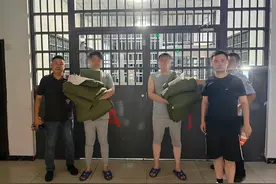 派人应聘京东快递员当“内鬼”！利用京东E卡和苹果手机洗钱，涉案金额达600余万元！警方抓获4人图片