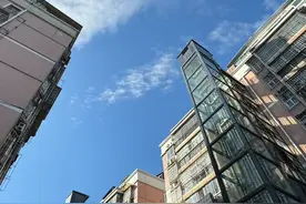 加装电梯的闹剧终于结束了！一楼不用出钱还反对？大家看看谁自私图片