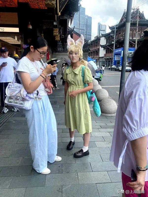 边拍边画丨汉服、二次元……中外游客争相来这打卡