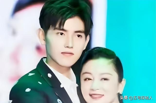 长得太美被导演占为己有，4年后生下大明星儿子，17岁就成男一号