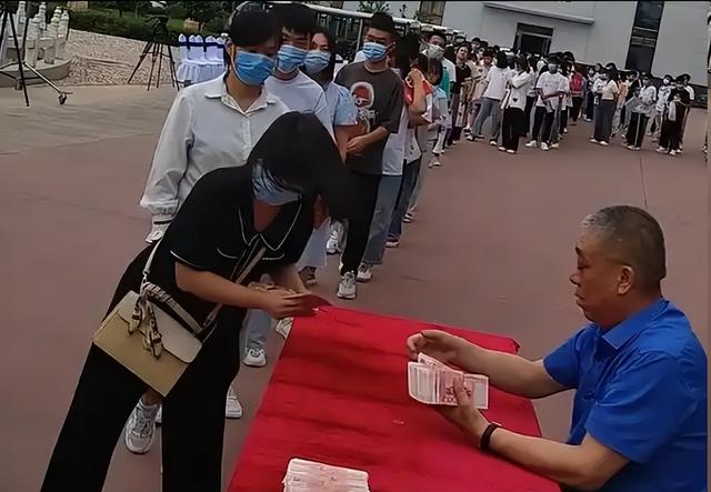 于东来没想到	，离过年不到20天，崔培军因一特殊举动再次口碑暴涨