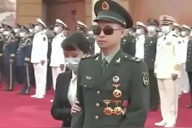 “排雷英雄”杜富国，晋升最快的二级军士长，妻子王静待遇上来了图片