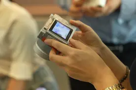 爱上“氛围感”的年轻人，在拼多多买爆百元“卡片机”图片