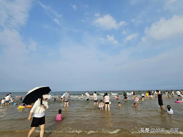看八月的海景图，除人山人海形容外，还有什么成语可以比喻呢？