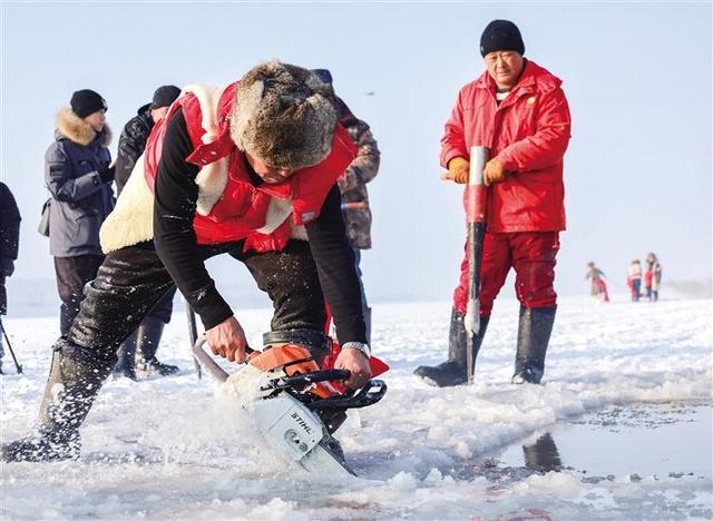 大黑河上采“头冰” 开启欢乐冰雪节