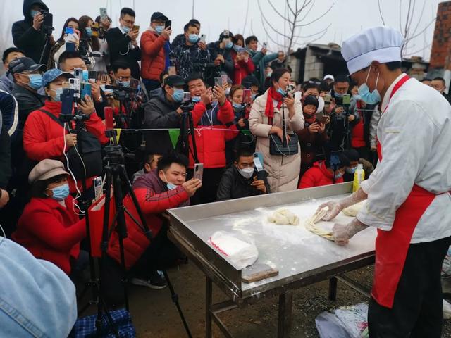 鸡排哥登顶 烟火气如何接住泼天富贵