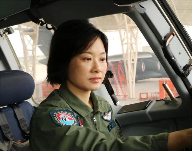 阅兵女机长身份曝光！私生活被扒牺牲太大，老公身份也不简单