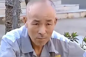 77岁老汉因盗窃入狱，狱警点名发现疑点，一查身份吓一跳立马改判图片