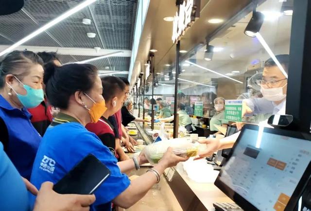 上海“梧桐区”9.9元吃饱、12.9元吃好，还能一分钟取餐？快递师傅：便宜得让人不好意思
