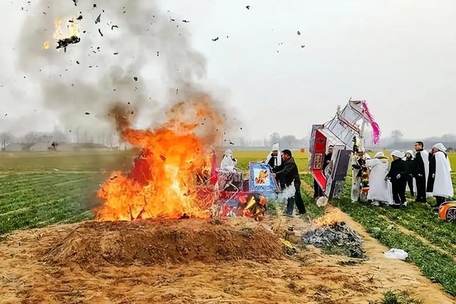 2026殡葬新规落地！农村老坟拆不拆？