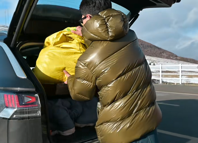 小伙自驾西藏被牧民求助，热心帮忙充电宝却被偷，录像拍下全过程