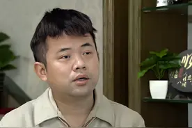 母亲在医院昏迷不醒，他要求继续治疗，三个姐姐却强势拒绝图片