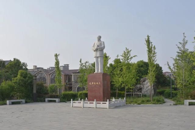 新密市任岗村，村民集资建了一个广场，上面矗立着白色的伟人塑像