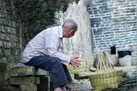 河北儿媳曾暴揍公公，多处房产却被强占，公公：她还装病不做饭！图片