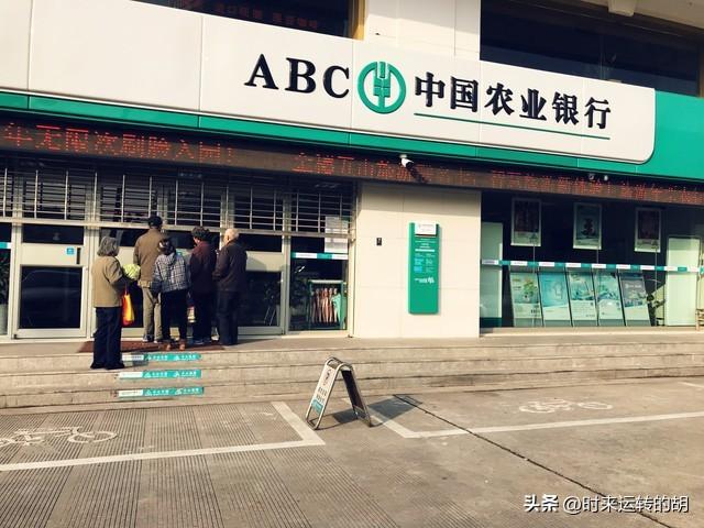 原来银行卡也会过期。过期以后里面的钱取不出来怎么办？