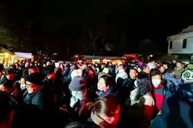 爆满！有人通宵排队！游客：凌晨4点到的，没想到这么多人图片