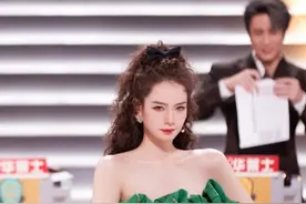 戚薇丝袜穿搭造型旧照，气质满满图片