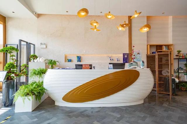 5分钟到达新兴南站！凭高铁票住房享9折优惠、泡汤泉低至¥48元/人！来禅域小镇玩转两天一夜！