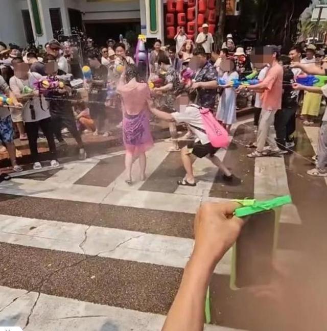 滚出中国！云南泼水节炸出一群“男流氓”，当众扒衣喷私处太龌龊