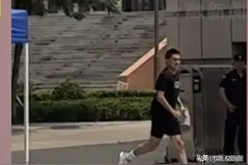 男孩考完自信跑出考场，二话不说上前和警察握手，一看服装秒懂图片