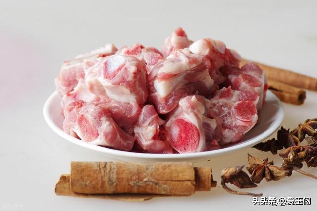 买猪骨头，内行人专挑这2个部位，肉多骨少	，价格比瘦肉便宜一半