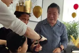 杨子母亲热闹过88大寿，前儿媳陶虹贴心帮切蛋糕，黄圣依避嫌缺席图片