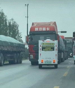 新型马路判官上路，无人物流车狂奔