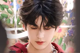 张凌赫红衣战神上线，粉丝直呼：这颜值，是开挂了吧？！图片