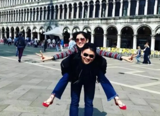 刘强东一句话暴露婚变传闻真相后，恶心一幕出现，奶茶妹妹太可怜