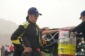 51岁吴京突发意外，参加环塔拉力赛车坏了，首谈比赛目标：说拿第一肯定是吹牛图片