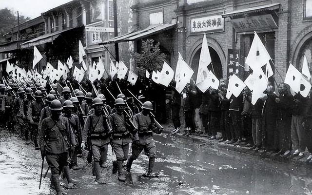2004年，日本老兵来到黑龙江，指着地面说：这里埋藏着军火