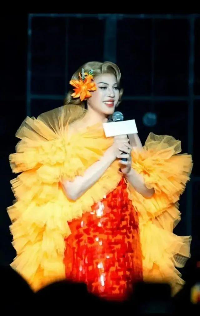知名女歌手突发意外！已无法下地，多场演出暂停