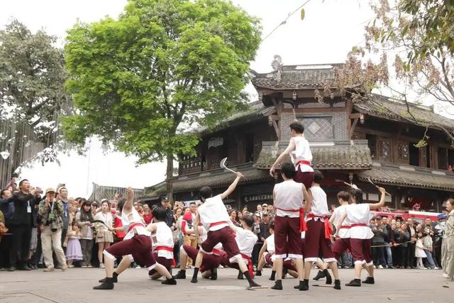 夯爆了！元通古镇清明春台会玩出新潮范儿