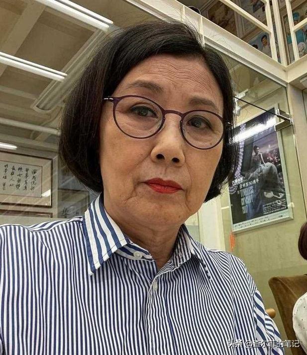 78岁连路都走不稳还开演唱会	，全网骂声一片，她却扬言回馈粉丝