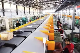 昨日，记者走进南阳市邮政处理中心、揽投部实地体验快递新变化——迎战“双11” 快递业“火力全开”图片