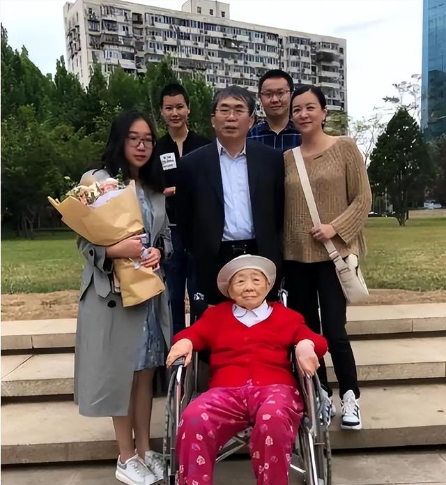 聂卫平去世不到一天	，小23岁妻子过往被扒，原来她才是人间清醒