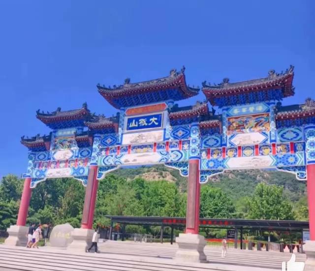 辛柏青带17岁女儿寺庙祈福！女儿长的很像妈妈朱媛媛，李乃文陪着