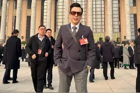 都是 61 岁！甄子丹冻龄似小伙，李连杰沧桑感反差：基因差距很明显图片