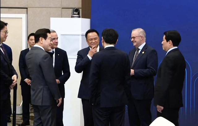 韩国APEC晚宴合影，李在明和他站中间，阿努廷挨着黄循财