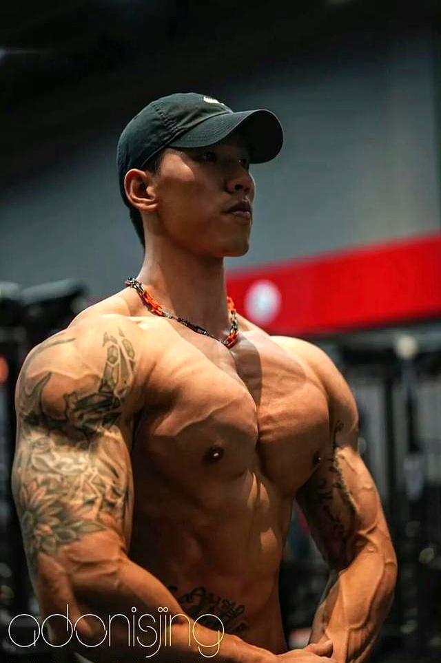 身高187的健身肌肉男网红，野外写真秀身材颜值	，简直绝绝子