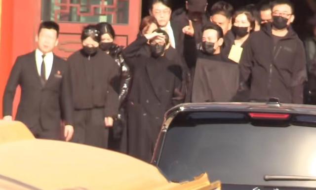 葬礼结束后，唐嫣放缓脚步等罗晋一起就餐，胳膊上还戴着孝